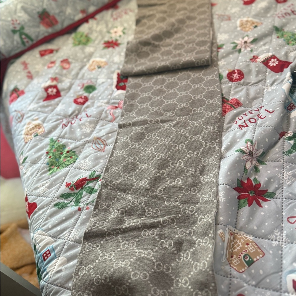 Gucci Elegant Gray Scarf